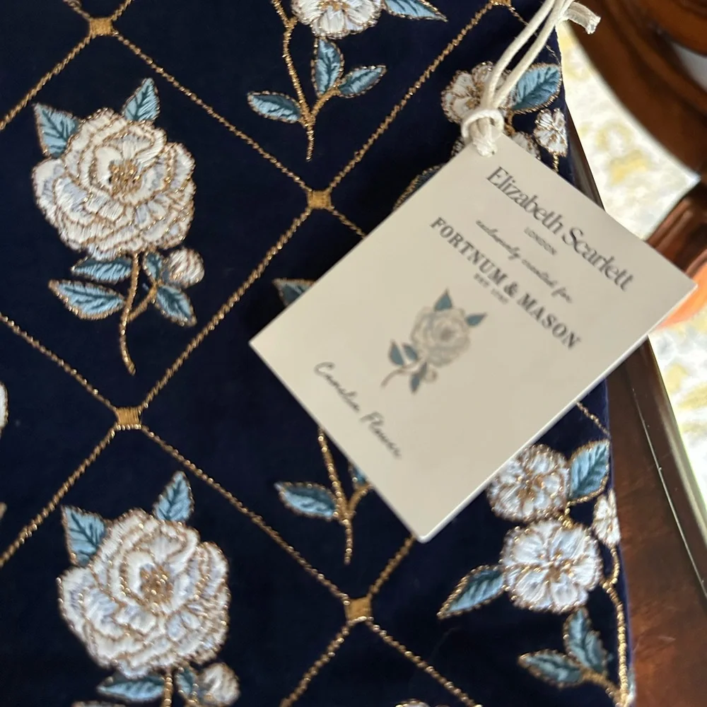 Elizabeth Scarlett Exclusive Camelia Flower Everyday Pouch with Dust Bag NWT